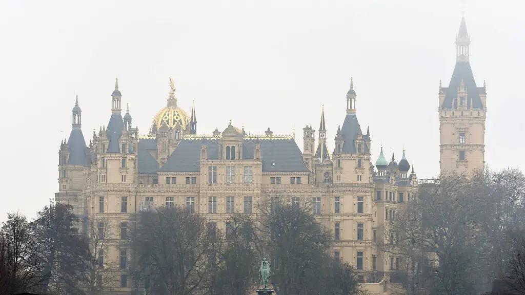 Nebel-umgibt-das-Schloss-von-Schwerin-Sitz-des-Landtags-von-Mecklenburg-Vorpommern