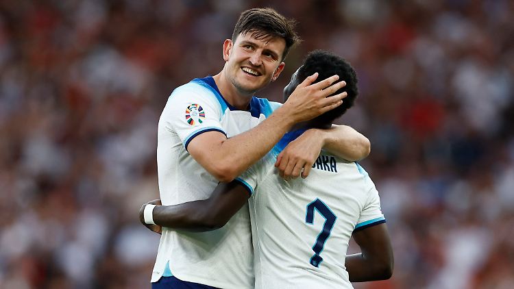 Tor Nummer fünf für England, Bukayo Saka und Harry Maguire jubeln.