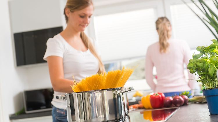Nudelwasser sollte man nach dem Kochen nicht achtlos wegschütten: Die enthaltene Stärke macht es zu einem wertvollen Kochhelfer.