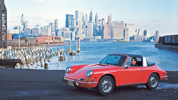 Auf der IAA 1965 präsentierte Porsche den 911 Targa als "erstes Sicherheitscabriolet der Welt" mit einem gut 20 Zentimeter breiten Überrollbügel.