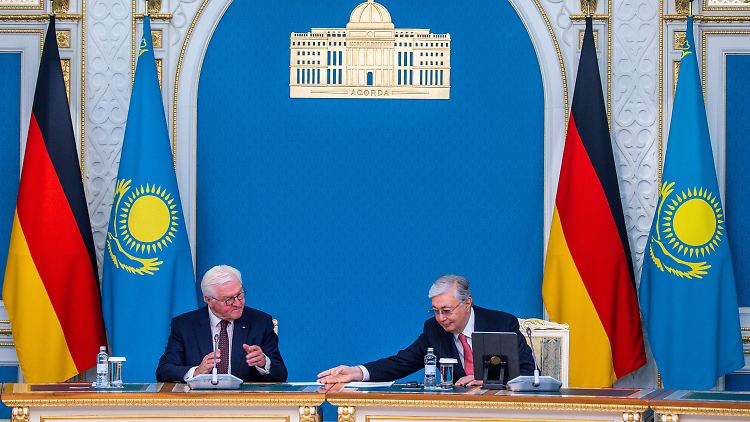 Bundespräsident Steinmeier (l.) bei einer Pressekonferenz mit dem kasachischen Präsident Tokajew im Ak-Orda Palast.