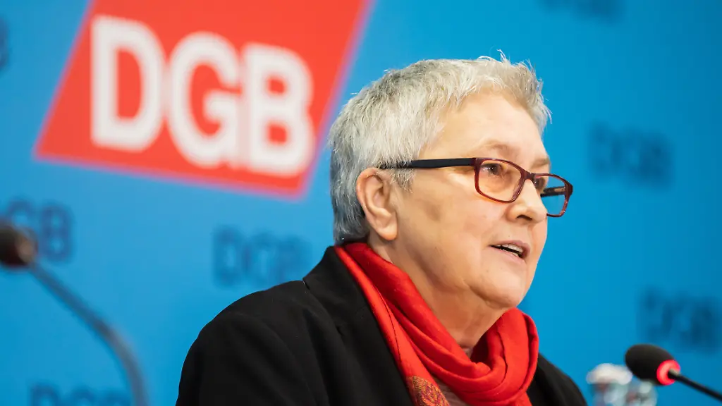 Elke-Hannack-die-stellvertretende-Vorsitzende-des-Deutschen-Gewerkschaftsbundes-spricht-sich-weiterhin-dafuer-aus-dass-die-BAfoeG-Saetze-auf-das-Existenzminimum-angehoben-und-um-zusaetzliche-Ausbildungs-und-Wohnkosten-ergaenzt-werden-sollen