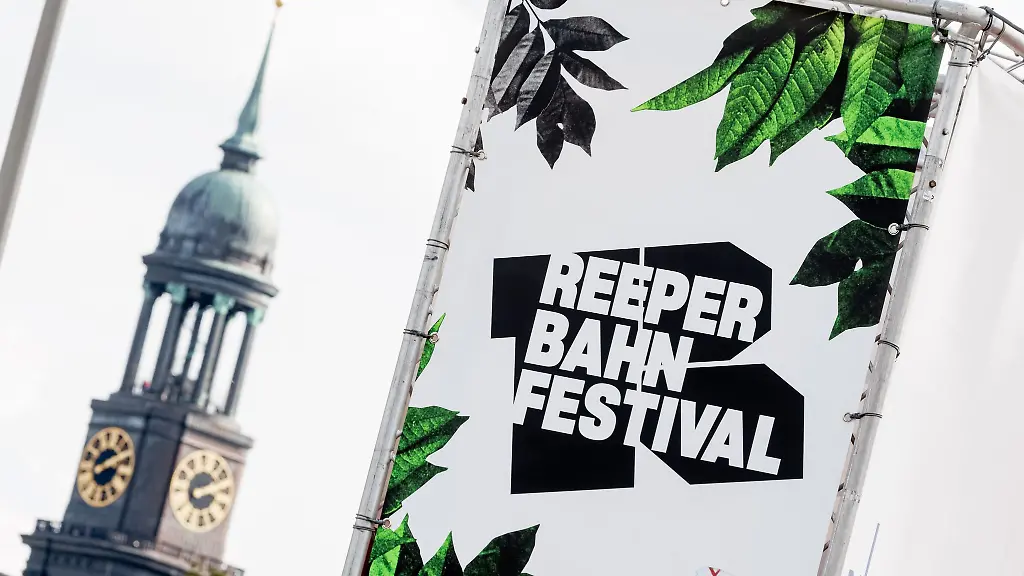 Logo-und-Schriftzug-des-Reeperbahnfestivals-sind-auf-einem-Transparent-vor-der-Hauptkirche-St-Michaelis-zu-sehen