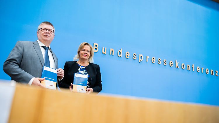 Verfassungsschutzpräsident Thomas Haldenwang und Bundesinnenministerin Nancy Faeser bei der Vorstellung des Verfassungsschutzberichts.