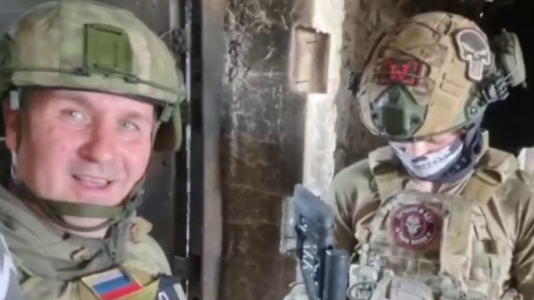 Auf dem Video, das auf Telegram veröffentlicht wurde, zeigt ein Wagner-Kämpfer einem russischen Kriegsreporter seine Waffe, samt "westlicher Munition".