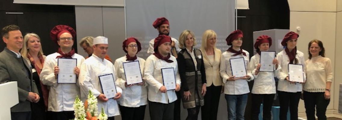 Gruppenbild Zertifikatsübergabe 2023.jpg
