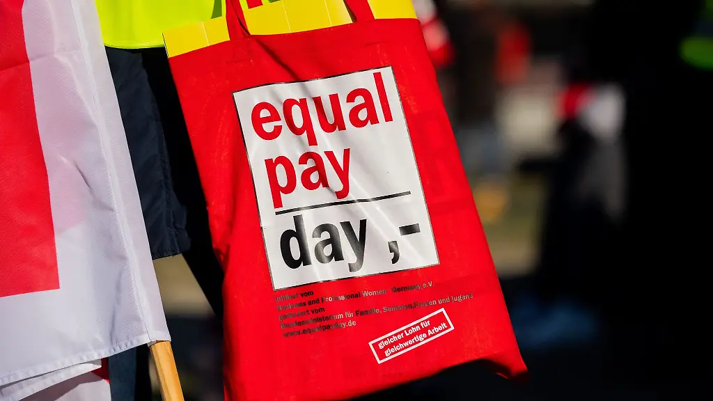 equal-pay-day-steht-auf-einer-Tasche-einer-Teilnehmerin-an-einem-Warnstreik