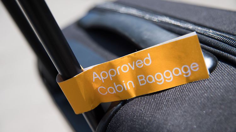 "Geprüftes Kabinengepäck"? Wie groß (und schwer) der Handgepäck-Trolley sein darf, kann von Airline zu Airline unterschiedlich sein.