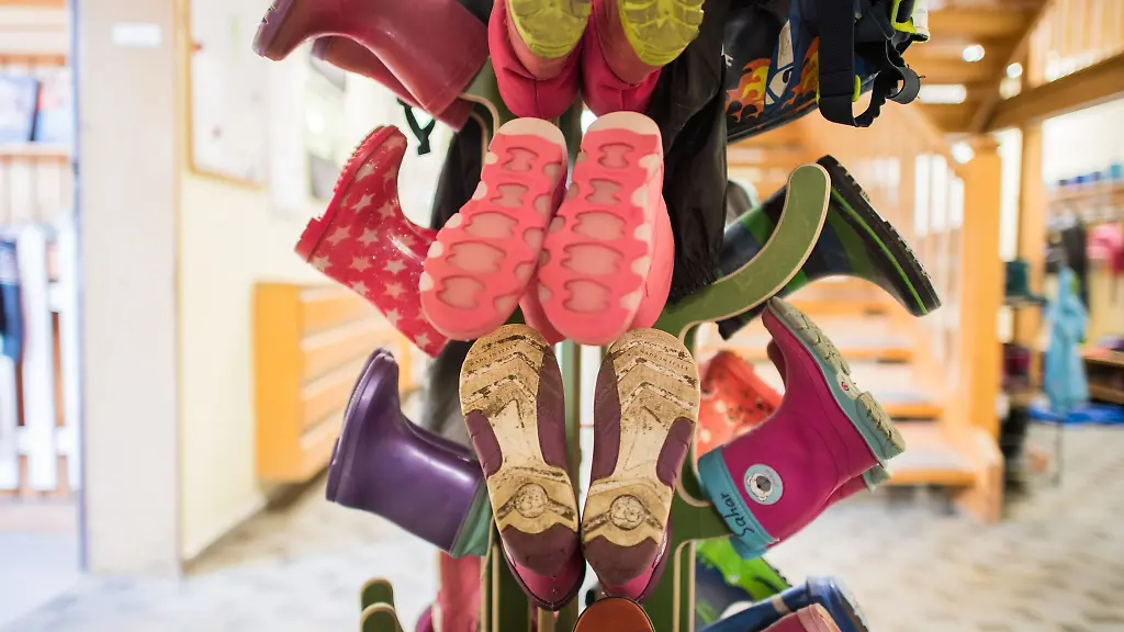 Gummistiefel-fuer-Kinder-stehen-in-einer-Kindertagesstaette