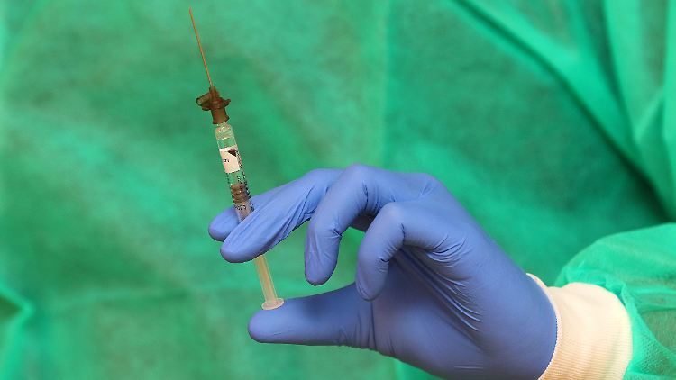 Dem Angeklagten werden Körperverletzung, Betrug und die wissentlich unrichtige Dokumentation von Coronaimpfungen vorgeworfen.