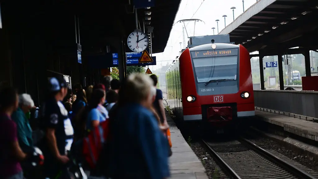 Reisende-warten-im-Magdeburger-Hauptbahnhof-auf-einen-Zug