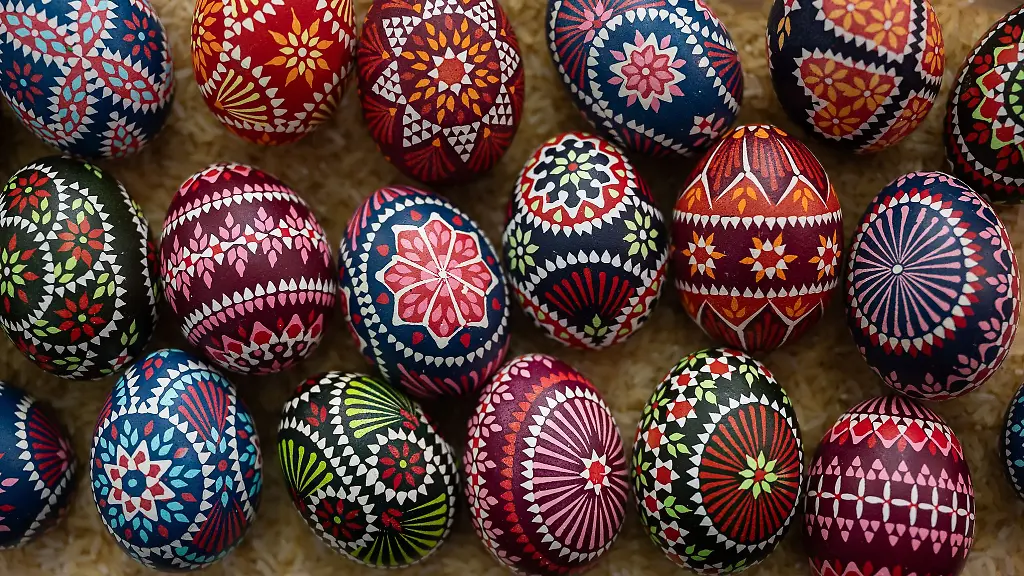 Bunte-Ostereier-mit-sorbischen-Mustern-und-Ornamenten