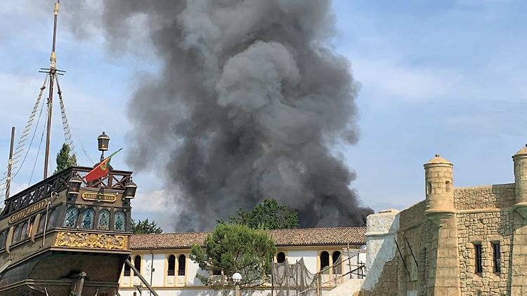 Rauch über dem Europa-Park Rust: Im Technikraum der Attraktion "Yomi-Zauberwelt der Diamanten" war ein Feuer ausgebrochen.