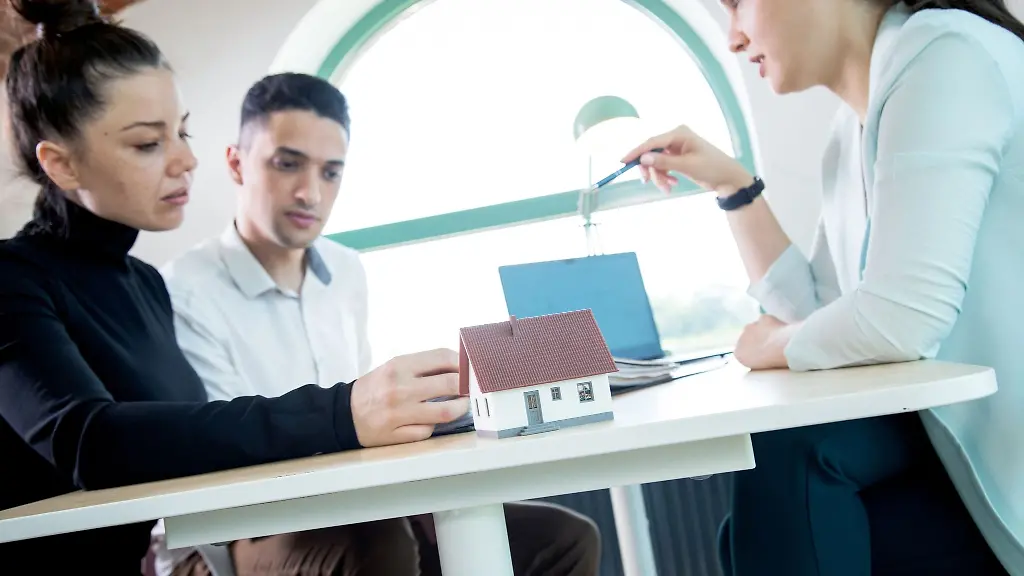 Wer-seine-eigenen-vier-Waende-von-einem-Fachunternehmen-energetisch-sanieren-laesst-kann-die-anfallenden-Kosten-von-der-Steuer-absetzen-Dafuer-braucht-es-entsprechende-Bescheinigungen