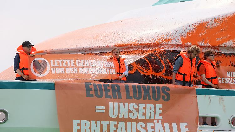 Eine Jacht wurde mit Farbe besprüht.