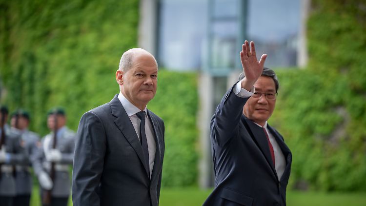 Will der eine noch zu den Kameras winken, während der andere weiter will? Dass Bilder beim Besuch des chinesischen Ministerpräsidenten Li Qiang enorm wichtig sind, wurde zuvor schon vermutet.