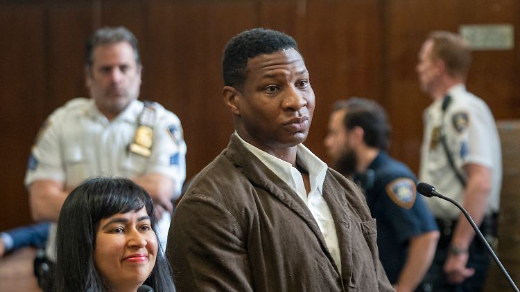 Schauspieler Jonathan Majors mit seiner Anwältin Priya Chaudhry bei einer Anhörung in New York.