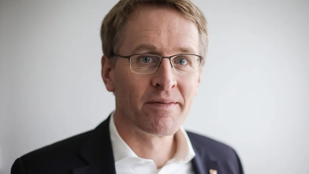 Daniel-Guenther-bei-einem-Fototermin-nach-einem-Interview-in-seinem-Buero-in-der-Staatskanzlei