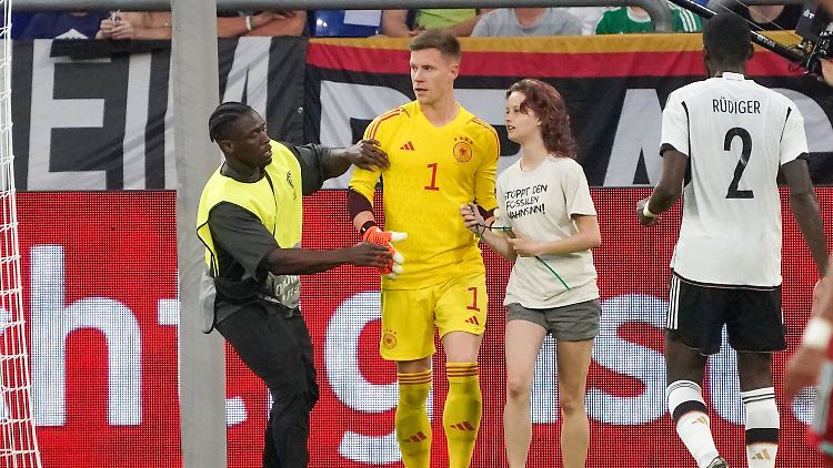 Marc-André hielt auf dem Rasen eine Klima-Aktivistin auf.