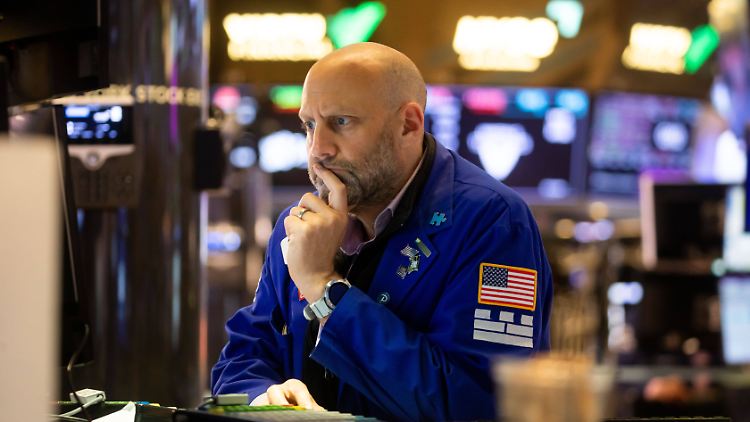 Vor der Anhörung von Fed-Chef Powell bleiben die Händler an der Wall Street in Deckung.