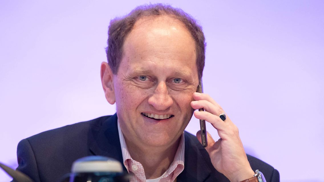 Lambsdorff sitzt für die FDP im Bundestag. Früher war er bereits im Auswärtigen Dienst tätig.