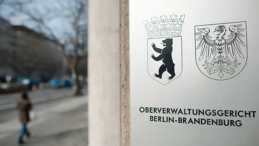 Blick-auf-ein-Schild-am-Oberverwaltungsgericht