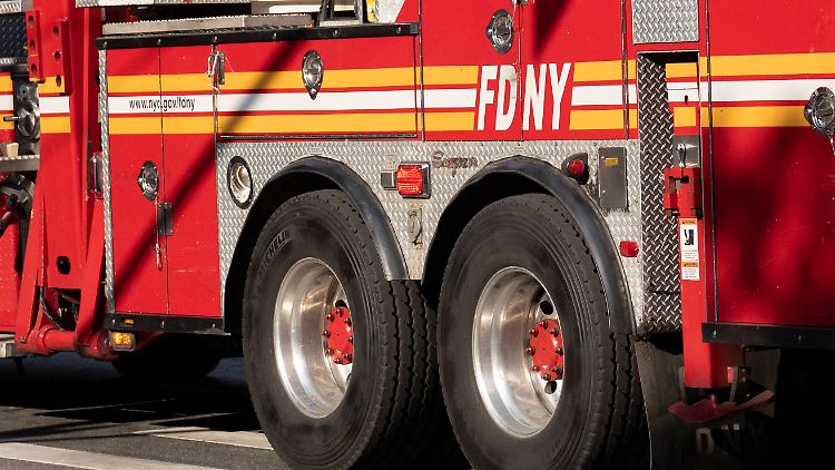 New Yorks Feuerwehr warnt: E-Bike-Akkus sollten nicht unbeaufsichtigt über Nacht geladen werden.