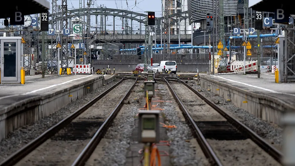Leere-Gleise-sind-am-Hauptbahnhof-zu-sehen