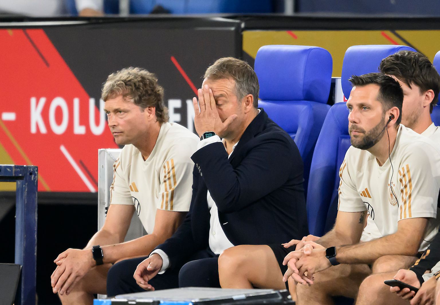 Hansi Flick verfolgte den nächsten bitteren Länderspiel-Flop am Ende wie versteinert auf seinem wankenden Trainerstuhl, von den Rängen hagelten Pfiffe für die verunsicherte Nationalmannschaft und ihren angeschlagenen Chef. 