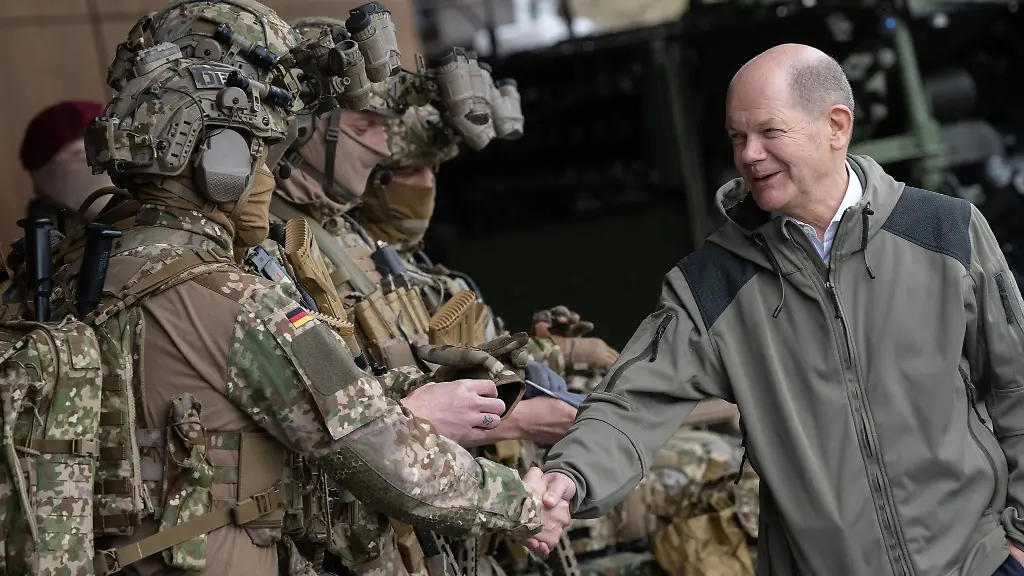 Bundeskanzler-Olaf-Scholz-SPD-begruesst-waehrend-eines-Besuchs-des-Kommandos-Spezialkraefte-KSK-der-Bundeswehr-Kommandosoldaten
