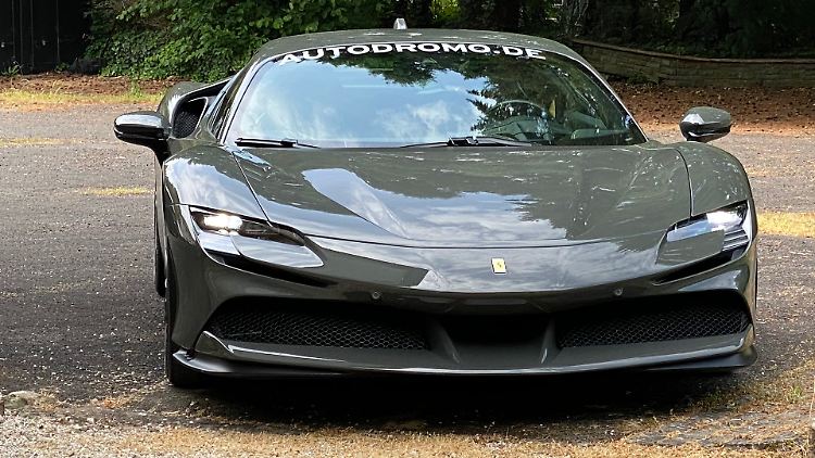 Hier in angehobener Position: Normalerweise kauert der Ferrari SF90 tiefer. Damit die Frontschürze auf unebenen Strecken nicht in Mitleidenschaft gezogen wird, lässt sich das Niveau per Knopfdruck anheben.