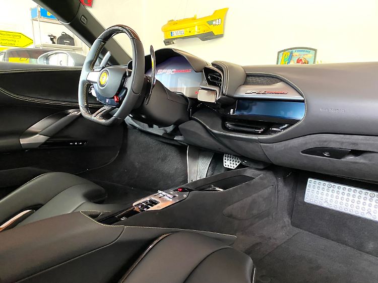 Neben Alcantara und feinen Nähten gibt es auch viel Monitorfläche - Ferrari hat mechanische Anzeigenadeln schon lange verbannt.