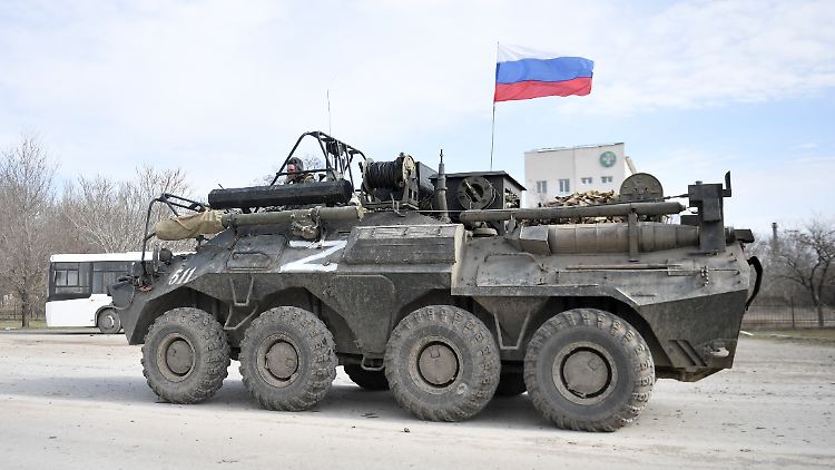 Ein gepanzertes Fahrzeug mit einer russischen Fahne in Armjansk im Norden der Krim. (Archivbild) 