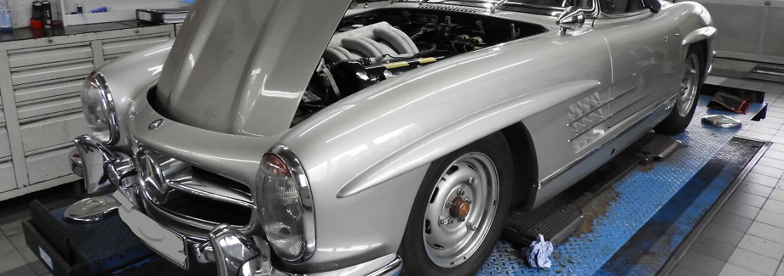 Mercedes-Benz_300SL_zur_Untersuchung.jpeg