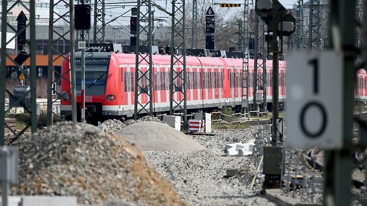 "Wir sind an einem Kipppunkt", sagt Bahnvorstand Huber.