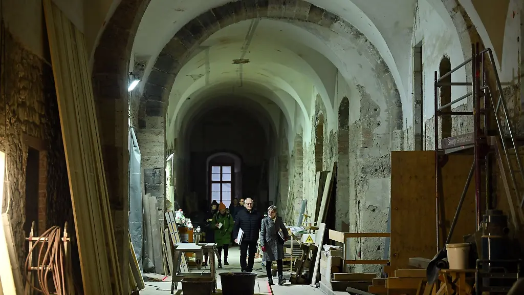Teilnehmende-eines-Presserundgangs-besichtigen-die-Baustelle-im-Residenzschloss