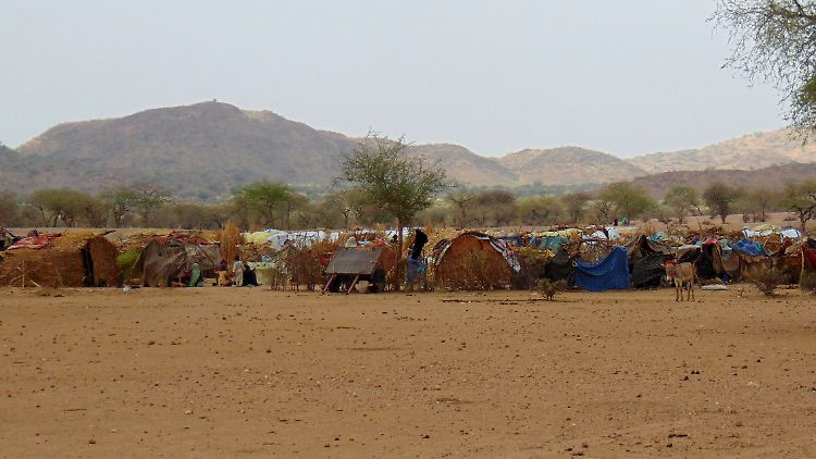 Viele Sudanesen sind in das Nachbarland Tschad geflohen - hier ein Flüchtlingslager nahe der Grenze zum Sudan.