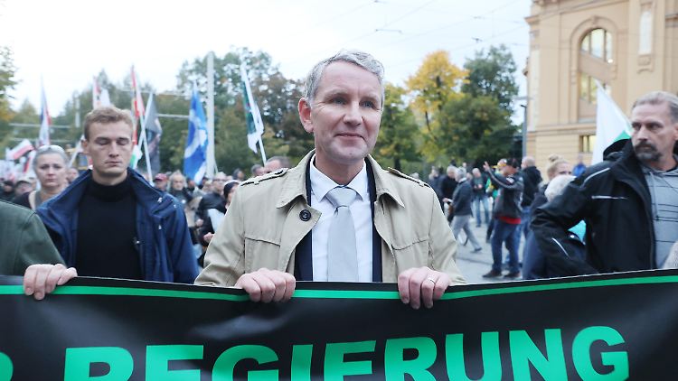 Die Frage, wer Kanzlerkandidat der AfD wird, dürfte faktisch von ihm entschieden werden: Björn Höcke, Rechtsextremist, Thüringer AfD-Vorsitzender und als Chef des offiziell aufgelösten völkischen "Flügels" der AfD das eigentliche Machtzentrum der Partei.