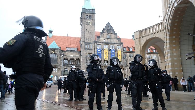 Versammlungen wurden zu Beginn der Pandemie örtlich teils vollkommen untersagt.