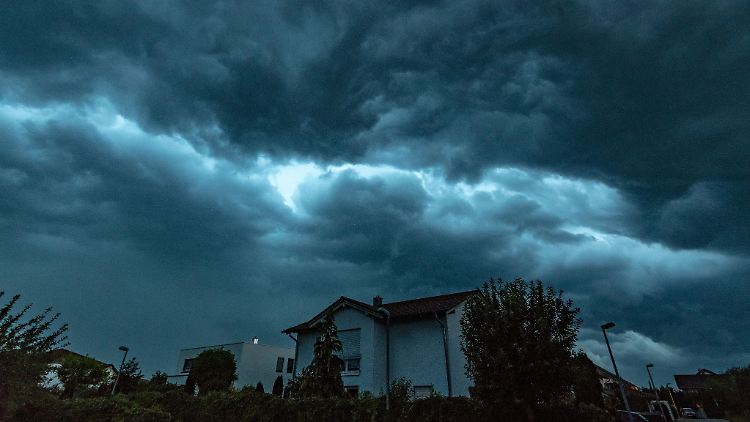 Gewitter und Starkregen ziehen heran: Ist man auf Unwetter gut vorbereitet, können sie am Haus weniger Schaden anrichten.