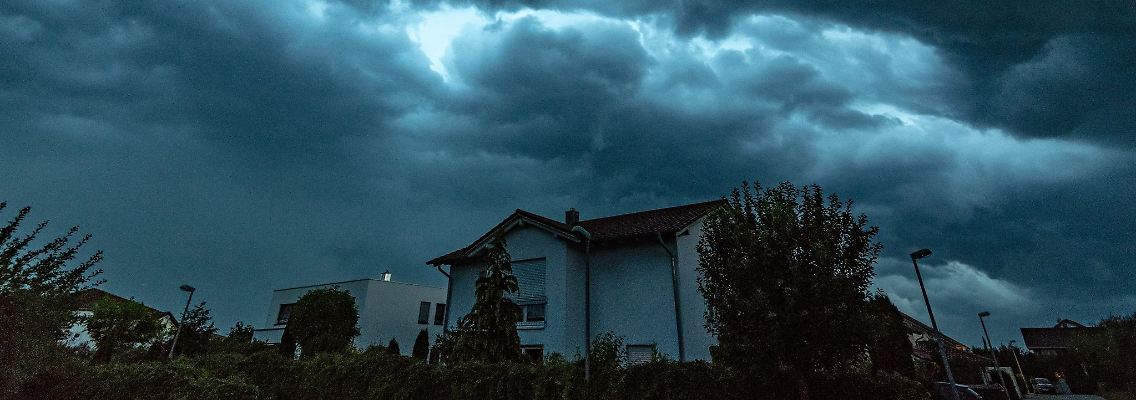 Gewitter und Starkregen ziehen heran: Ist man auf Unwetter gut vorbereitet, können sie am Haus weniger Schaden anrichten.