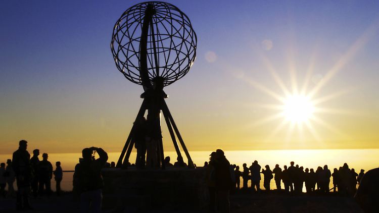 Der Nordpol hat sich Forschern zufolge in den Jahren 1993 bis 2010 um 4,36 Zentimeter pro Jahr verschoben - insgesamt knapp 80 Zentimeter. (Bild: Globus am Nordkap in Norwegen, am Nordpolarmeer)