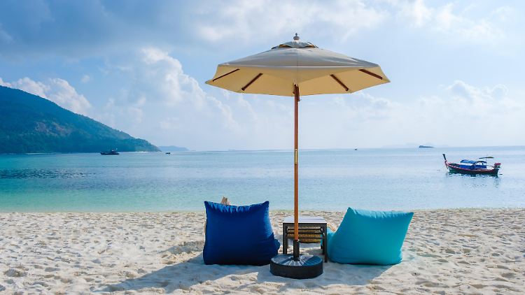 Während die einen Business Class reisen und Komfort in vollen Zügen genießen, machen andere kaum mehr Urlaub.