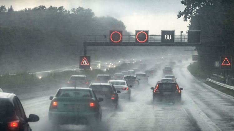 Gischt und man sieht "nüscht": Also Abstand halten und Fuß vom Gas.