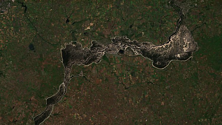 Gut 230 Kilometer lang und bis zu 20 Kilometer breit: Blick auf den entstandenen Frontabschnitt am einstigen Kachowka-Stausee.