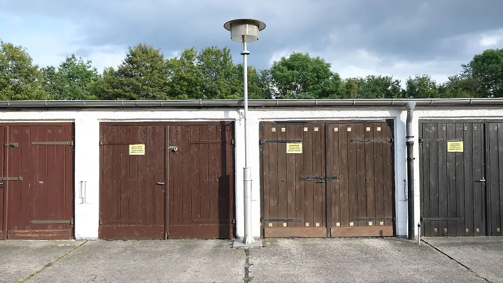 Blick-auf-einen-Garagenkomplex-aus-DDR-Zeiten