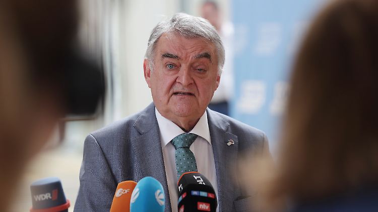Landesinnenminister Reul von der CDU kritisiert eine "Pulverfassmentalität" unter den Beteiligten.