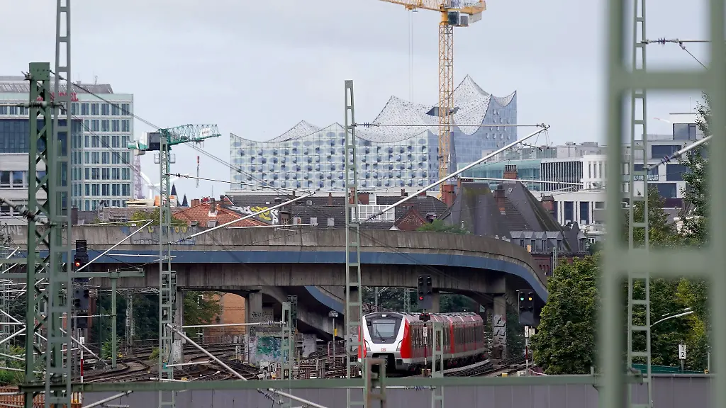 Eine-S-Bahn-faehrt-am-Bahnhof-Berliner-Tor-ein-Ab-dem-15-September-rollen-digital-gesteuerte-S-Bahnen-regulaer-auf-der-Linie-S2-zwischen-Berliner-Tor-und-Bergedorf