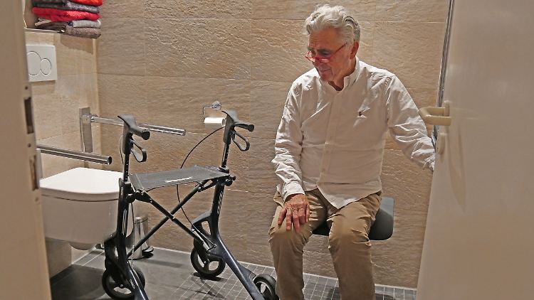 Früher war Duschen für Klaus Gerz eine Herausforderung. Seit dem barrierefreien Umbau seines Badezimmers kann der 75-Jährige es wieder genießen.