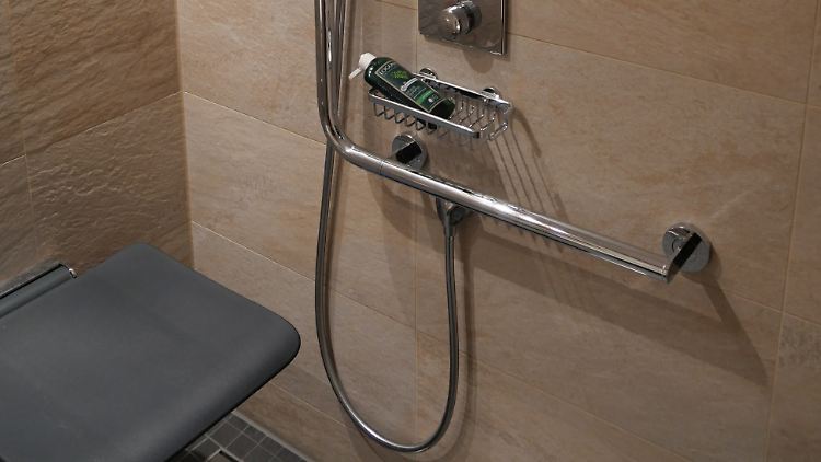 Längst nicht mehr "kriminell": Gerz' barrierefreie Dusche - inklusive Haltestange und Hocker.